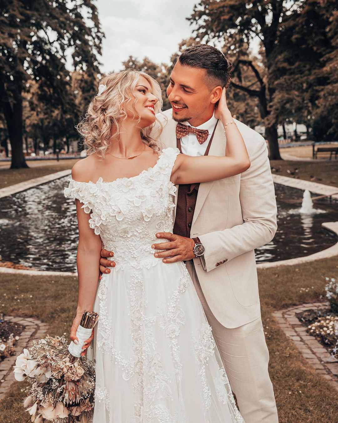 Langes, schulterfreies Brautkleid in A-Linie mit 3D-Blumenmuster und Spitzenapplikationen
