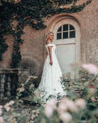 Langes, schulterfreies Brautkleid in A-Linie mit 3D-Blumenmuster und Spitzenapplikationen