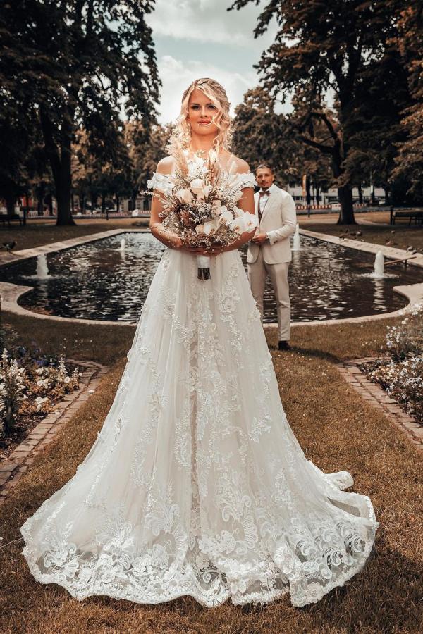 Langes, schulterfreies Brautkleid in A-Linie mit 3D-Blumenmuster und Spitzenapplikationen