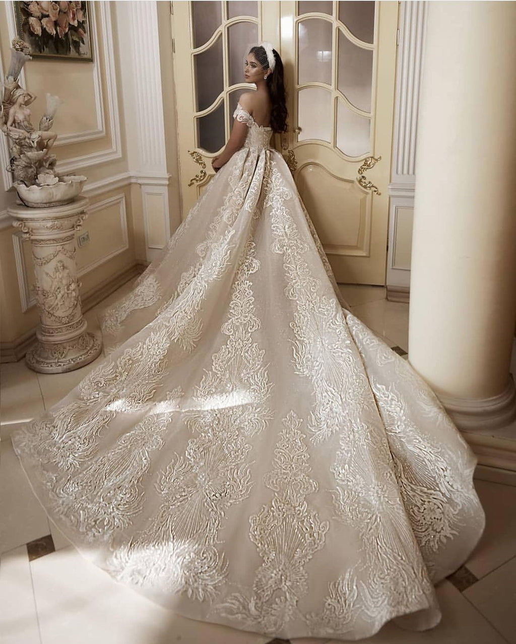 Vestido de novia largo de corte A con hombros descubiertos y apliques de encaje