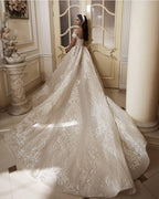 Vestido de novia largo de corte A con hombros descubiertos y apliques de encaje