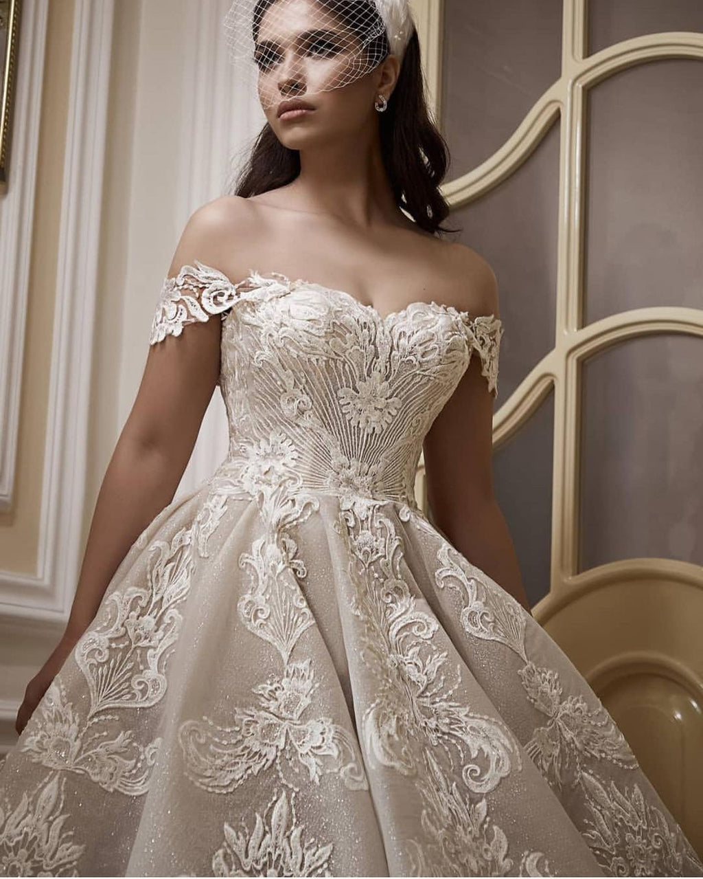 Vestido de novia largo de corte A con hombros descubiertos y apliques de encaje