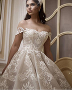 Vestido de novia largo de corte A con hombros descubiertos y apliques de encaje