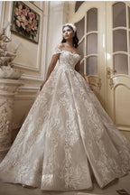 Vestido de novia largo de corte A con hombros descubiertos y apliques de encaje