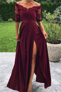 Langes, schulterfreies, burgunderrotes Ballkleid in A-Linie mit Schlitz vorne und Ärmeln