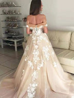 Langes A-Linien-Abendkleid mit schulterfreier Spitze und Applikationen
