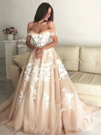 Langes A-Linien-Abendkleid mit schulterfreier Spitze und Applikationen