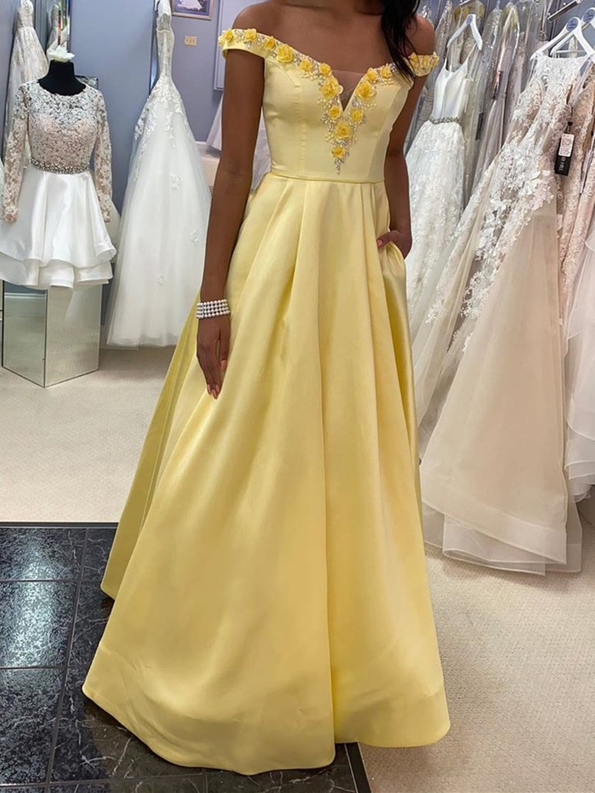 Vestidos de fiesta formales de satén con hombros descubiertos, corte A largo y bolsillos