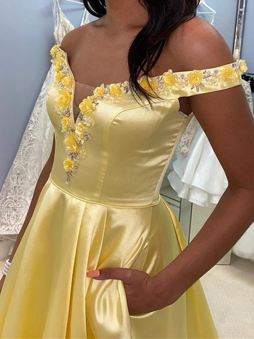 Vestidos de fiesta formales de satén con hombros descubiertos, corte A largo y bolsillos