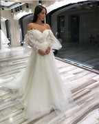 Vestido de novia largo de tul con encaje, escote en forma de A, hombros descubiertos, apliques de corazón y mangas
