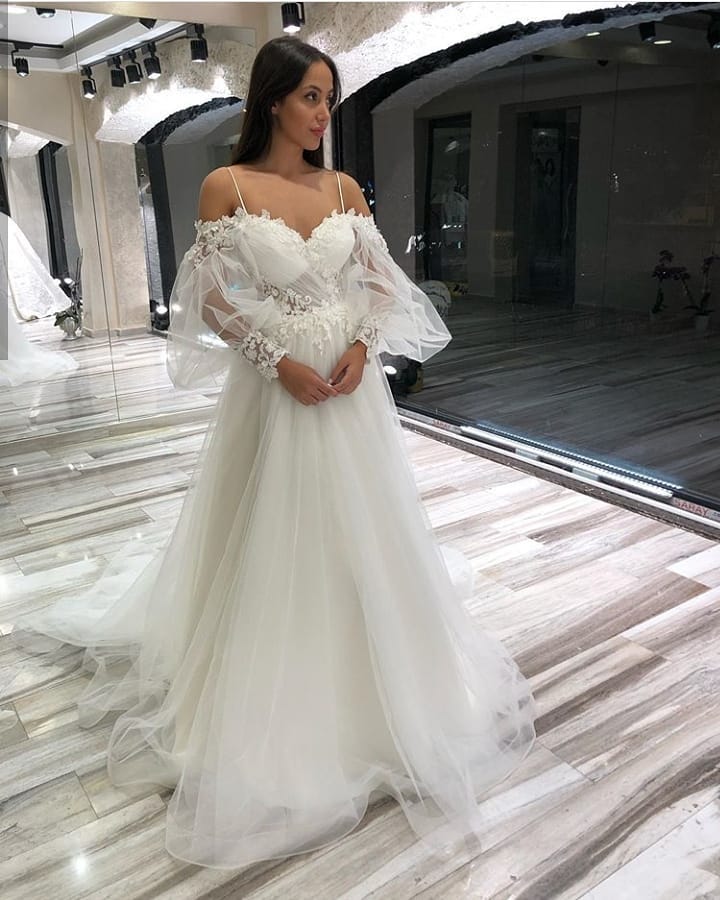 Vestido de novia largo de tul con encaje, escote en forma de A, hombros descubiertos, apliques de corazón y mangas