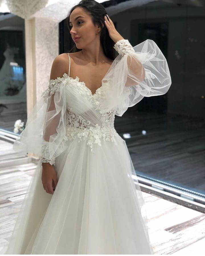 Vestido de novia largo de tul con encaje, escote en forma de A, hombros descubiertos, apliques de corazón y mangas