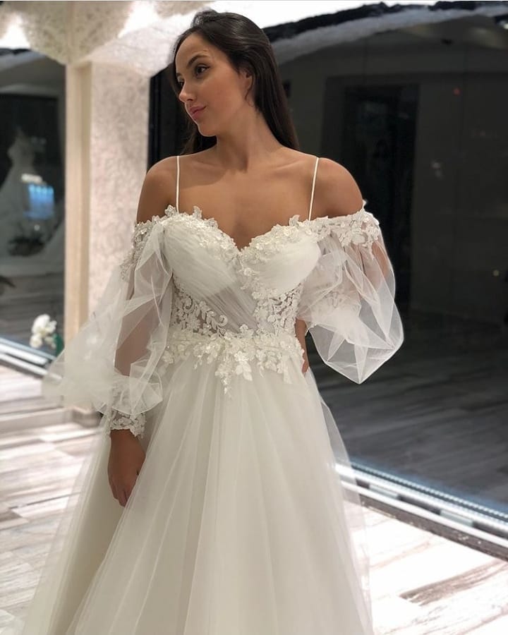 Vestido de novia largo de tul con encaje, escote en forma de A, hombros descubiertos, apliques de corazón y mangas