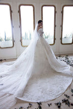 Langes A-Linien-Brautkleid mit schulterfreiem Ausschnitt, rückenfreiem Rücken, Applikationen, Spitze und Kristallen
