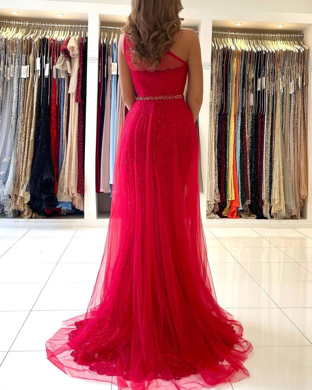 Langes A-Linien-Ballkleid aus Tüll mit One-Shoulder-Träger, Schlitz vorne und abnehmbarer Schleppe