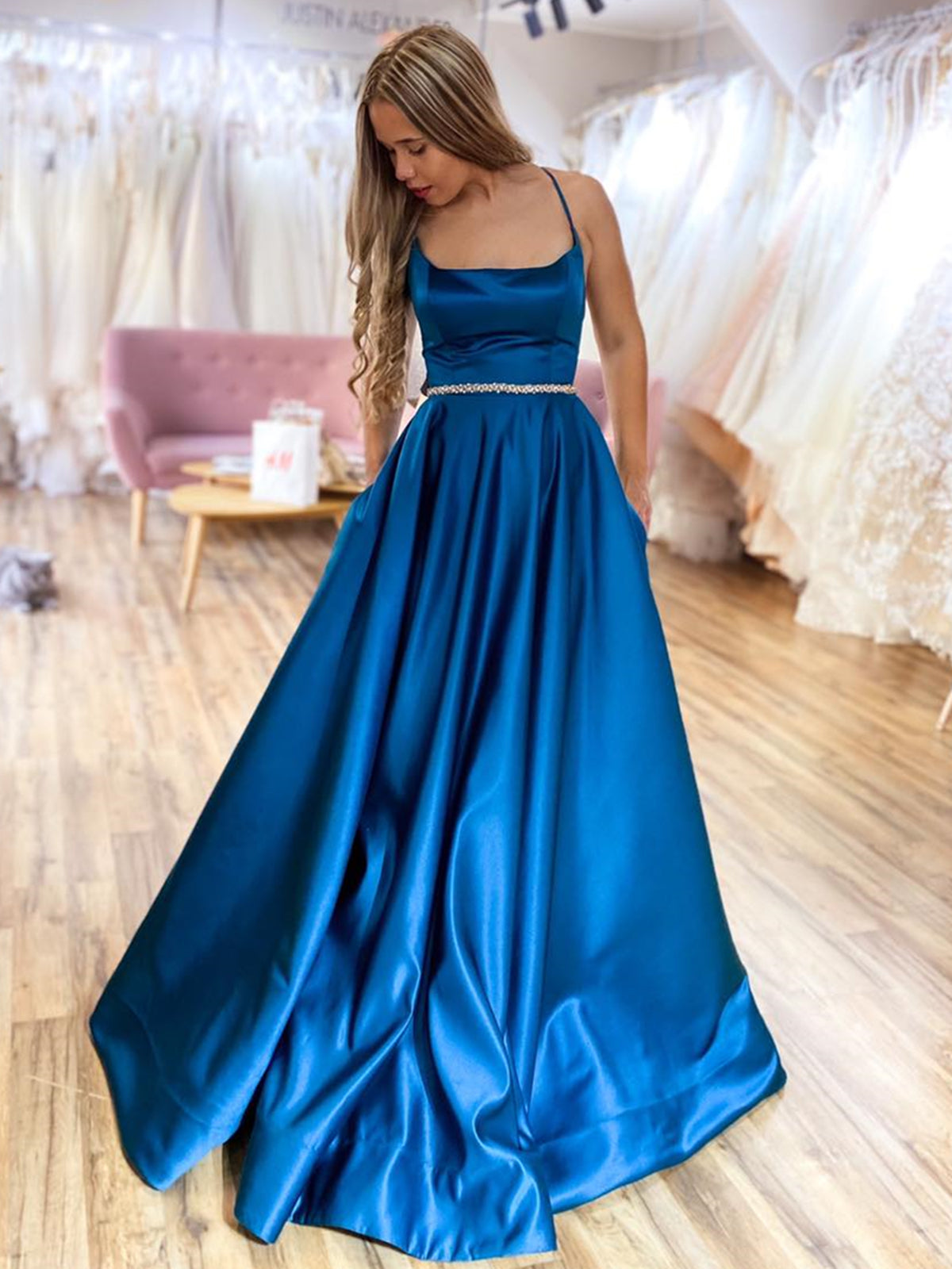 Langes, rückenfreies A-Linien-Ballkleid aus Satin mit Gürtel