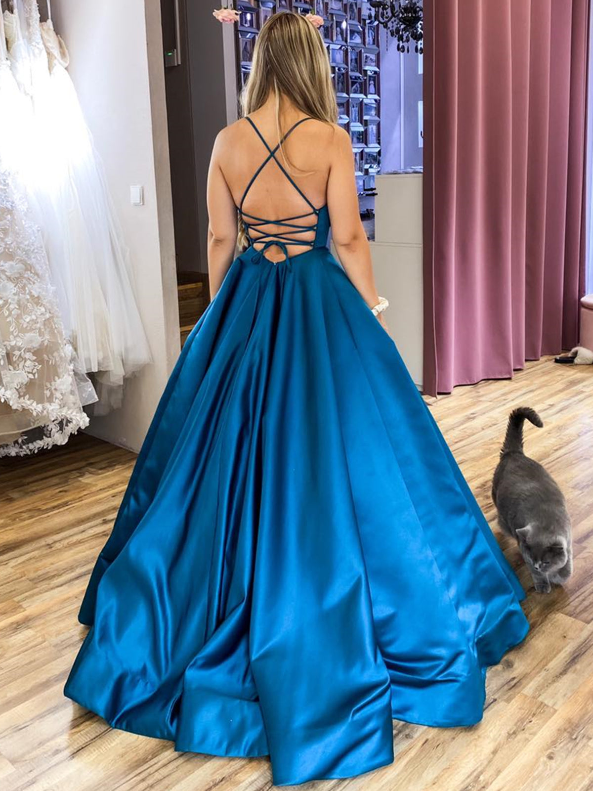 Langes, rückenfreies A-Linien-Ballkleid aus Satin mit Gürtel