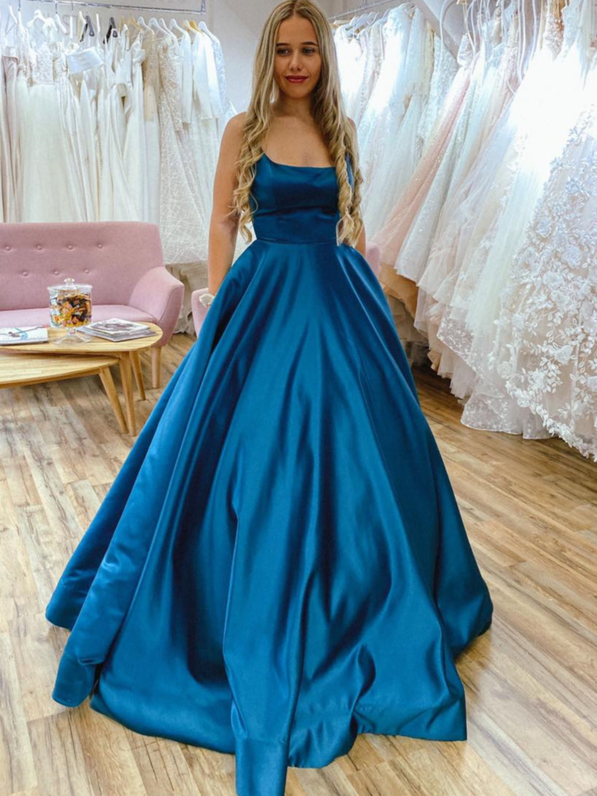 Langes, rückenfreies A-Linien-Ballkleid aus Satin mit Gürtel