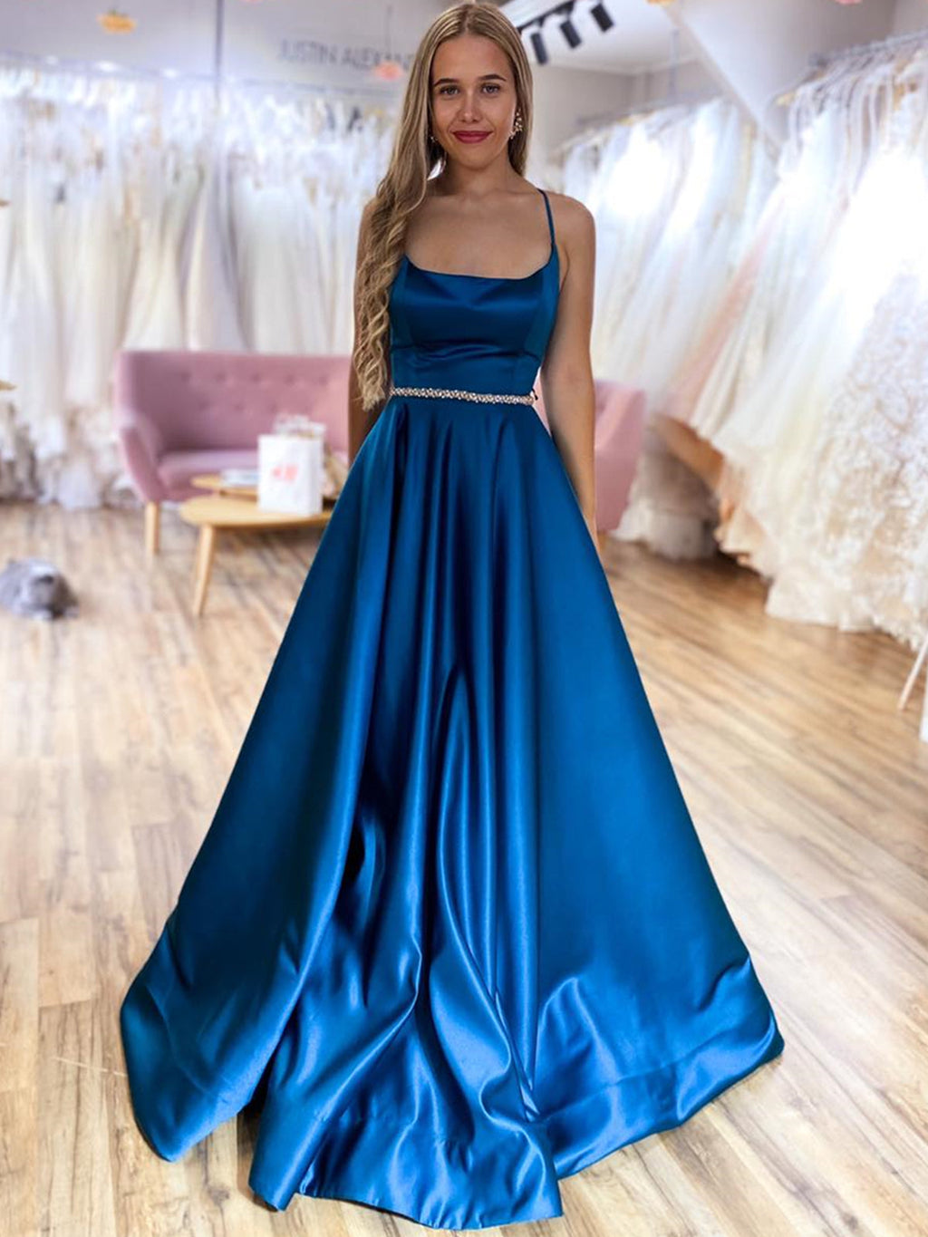 Langes, rückenfreies A-Linien-Ballkleid aus Satin mit Gürtel