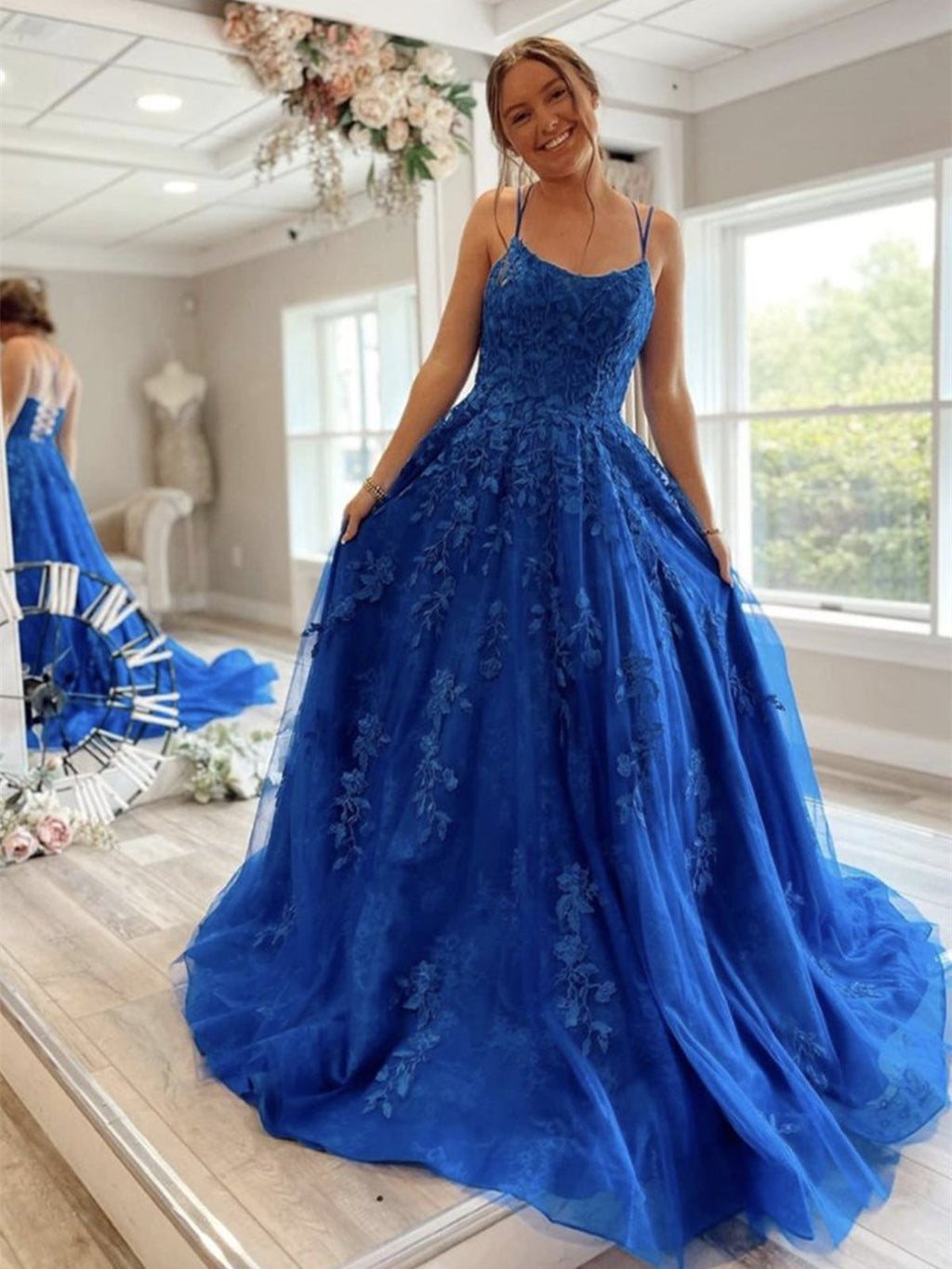 Langes, rückenfreies A-Linien-Ballkleid mit U-Ausschnitt und Tüllspitze