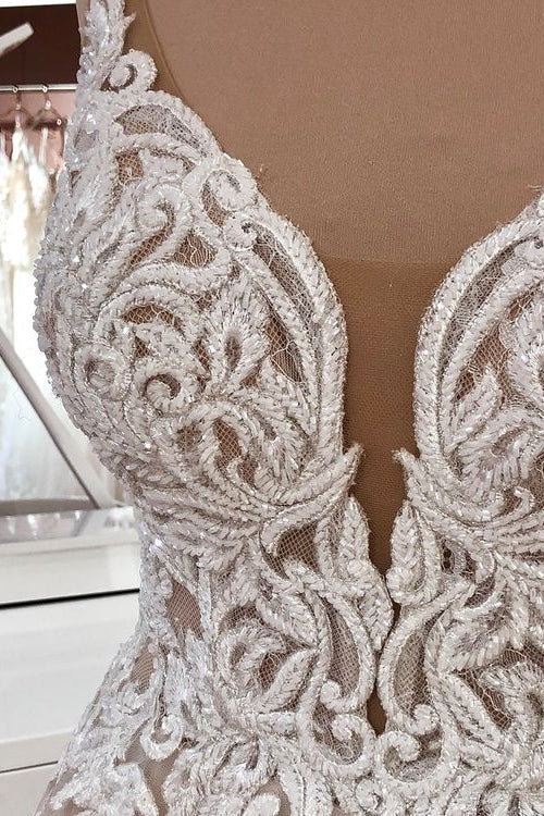 Langes A-Linien-Brautkleid mit Pailletten, Tüll und Spaghettiträgern und Applikationen