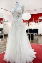Langes, ärmelloses A-Linien-Brautkleid mit Tüll und Spitzenapplikationen und offenem Rücken