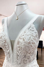 Langes, ärmelloses A-Linien-Brautkleid mit Tüll und Spitzenapplikationen und offenem Rücken