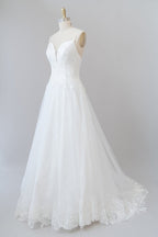 Vestido de novia largo de tul con espalda descubierta y tirantes finos en forma de A
