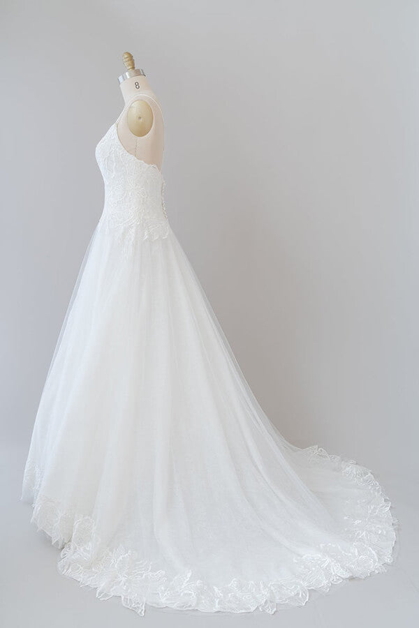 Vestido de novia largo de tul con espalda descubierta y tirantes finos en forma de A