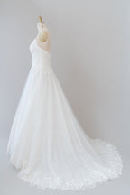 Vestido de novia largo de tul con espalda descubierta y tirantes finos en forma de A