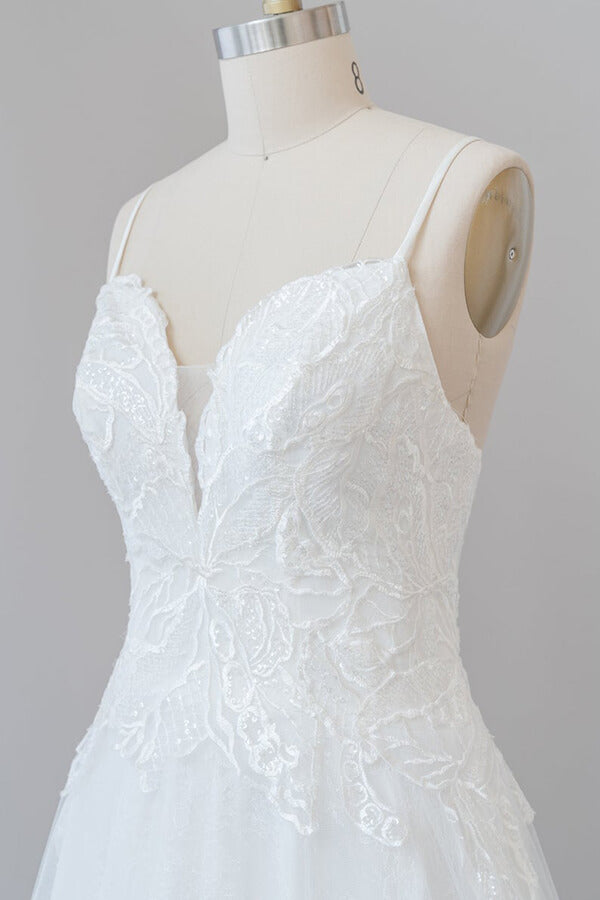 Vestido de novia largo de tul con espalda descubierta y tirantes finos en forma de A