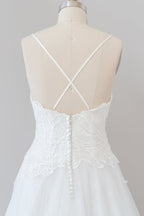 Vestido de novia largo de tul con espalda descubierta y tirantes finos en forma de A