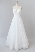 Vestido de novia largo de tul con espalda descubierta y tirantes finos en forma de A