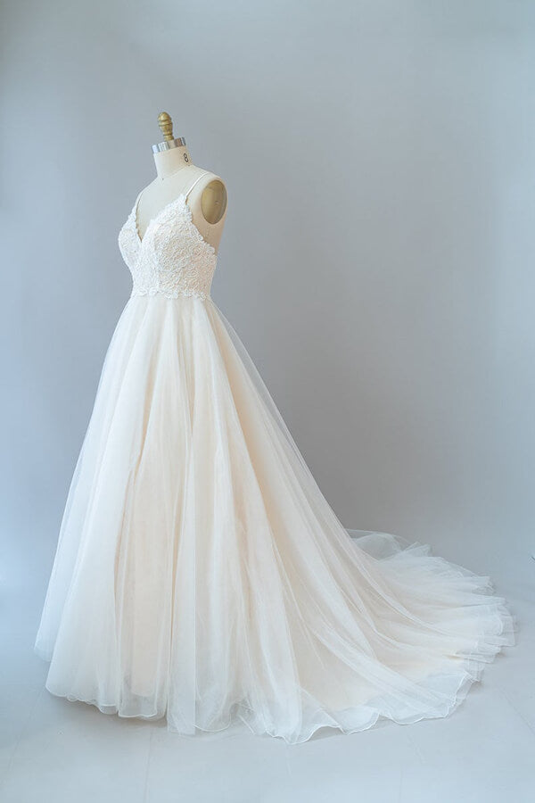 Vestido de novia largo de tul con encaje y tirantes finos en forma de A y espalda descubierta