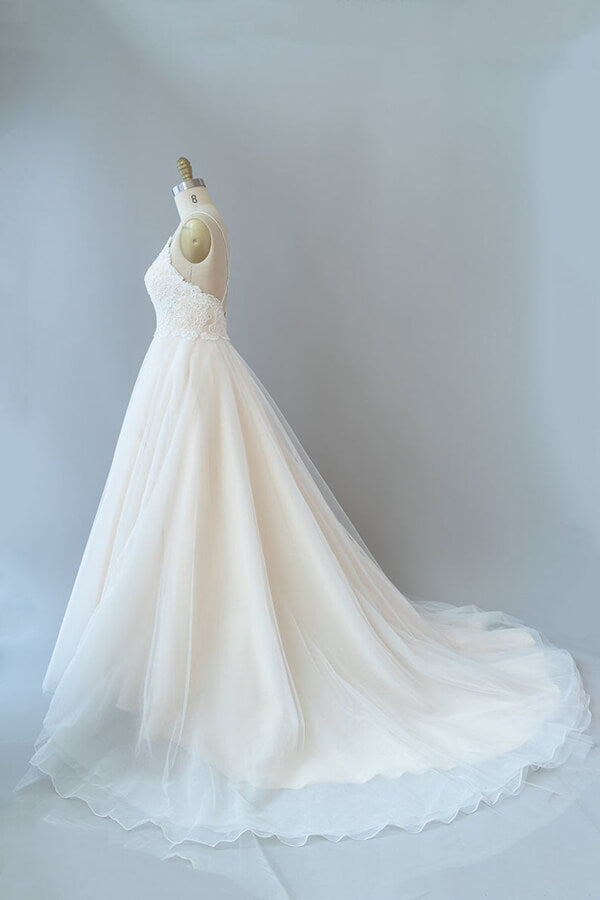 Vestido de novia largo de tul con encaje y tirantes finos en forma de A y espalda descubierta