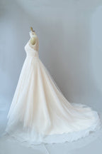 Vestido de novia largo de tul con encaje y tirantes finos en forma de A y espalda descubierta
