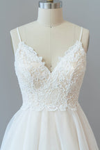 Vestido de novia largo de tul con encaje y tirantes finos en forma de A y espalda descubierta