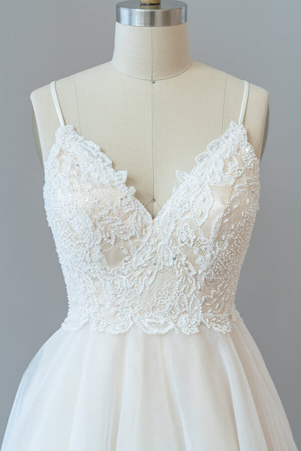 Vestido de novia largo de tul con encaje y tirantes finos en forma de A y espalda descubierta