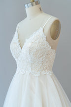 Vestido de novia largo de tul con encaje y tirantes finos en forma de A y espalda descubierta