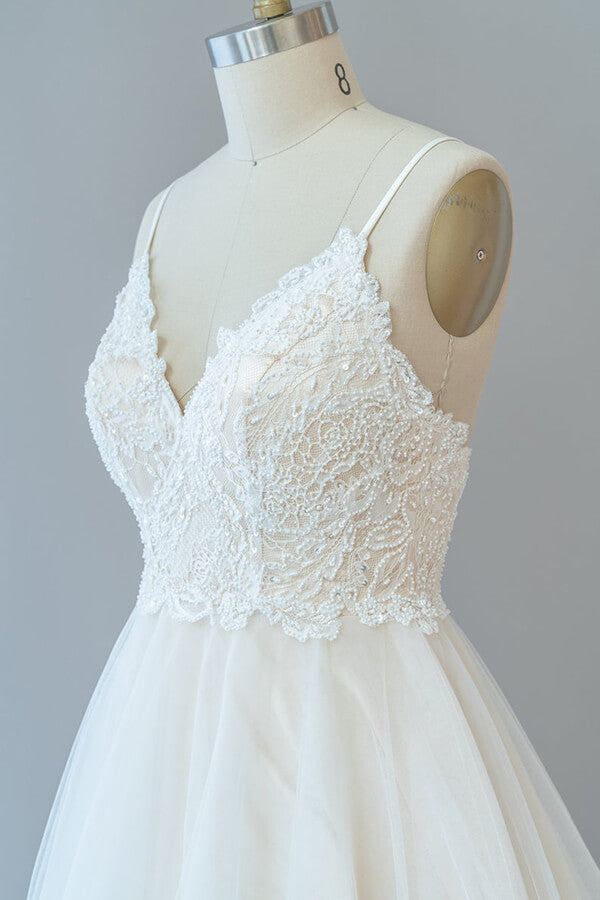 Vestido de novia largo de tul con encaje y tirantes finos en forma de A y espalda descubierta