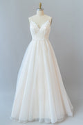 Vestido de novia largo de tul con encaje y tirantes finos en forma de A y espalda descubierta