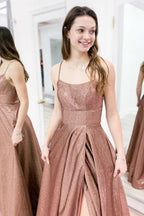 Langes, rückenfreies A-Linien-Abschlussballkleid mit Spaghettiträgern und Schlitz