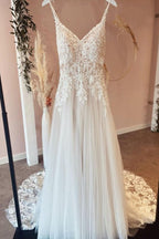 Langes A-Linien-Brautkleid mit Spaghettiträgern und Herzausschnitt, Applikationen, Spitze und Tüll