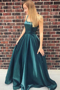 Vestido de fiesta largo de satén elástico con corte en A y corte cuadrado