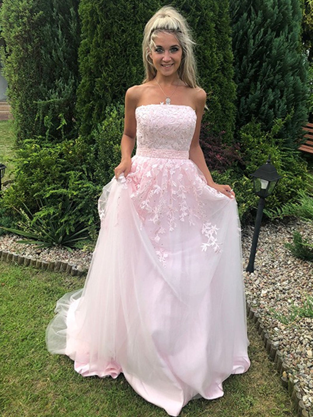 Langes trägerloses A-Linien-Ballkleid aus Tüllspitze in Rosa