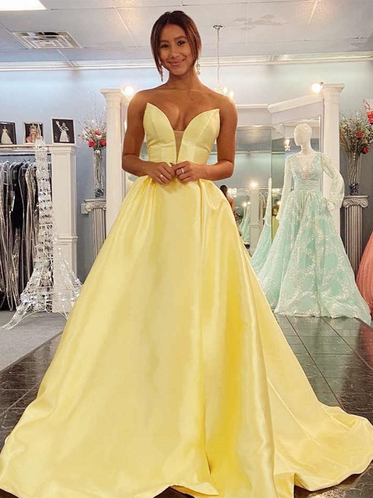 Vestido de fiesta largo de satén amarillo con escote en forma de A y espalda descubierta para graduación formal