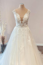 Vestido de novia largo de tul con encaje floral y escote en forma de A