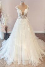 Vestido de novia largo de tul con encaje floral y escote en forma de A