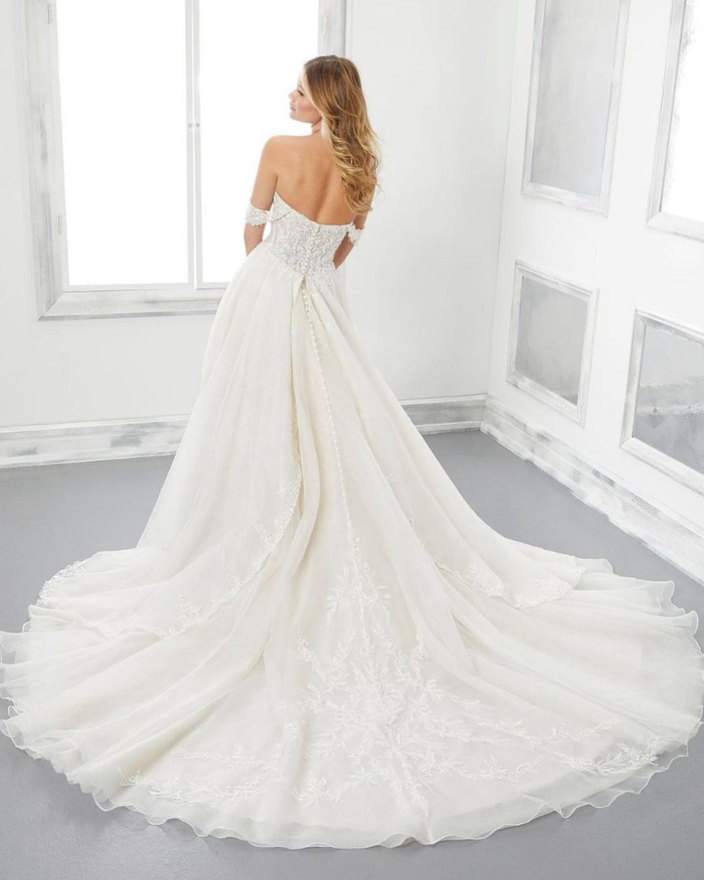 Langes A-Linien-Brautkleid mit Herzausschnitt, schulterfrei und rückenfrei mit Spitzenapplikationen