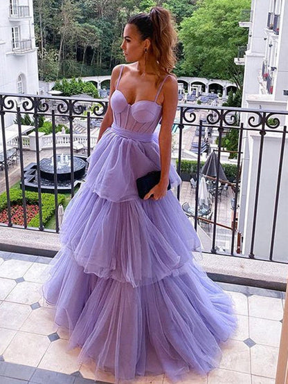 Vestido de fiesta formal largo de corte A con escote en forma de corazón, tirantes finos, tul en capas y espalda abierta